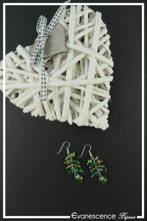 boucles-d-oreilles-chaine-capucine-couleur-vert-sur-fond-noir