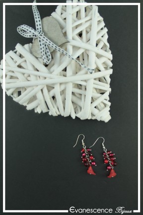 boucles-d-oreilles-chaine-chaplin-couleur-rouge-sur-fond-noir