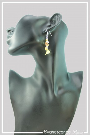 boucles-d-oreilles-chaine-chaplin-couleur-jaune-portees