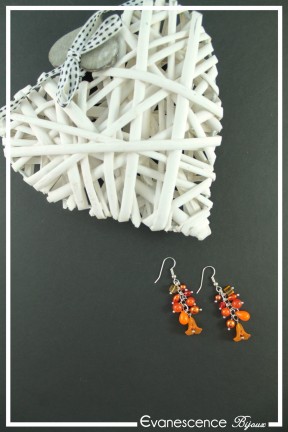 boucles-d-oreilles-chaine-chaplin-couleur-orange-sur-fond-noir