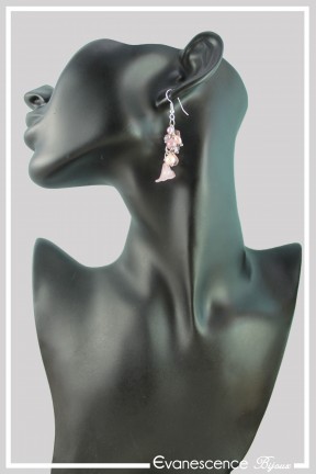 boucles-d-oreilles-chaine-chaplin-couleur-rose-portees