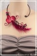 collier-en-aluminium-poupy-couleur-noir-et-bordeaux-modele-plumes-porte