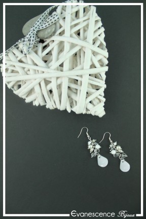 boucles-d-oreilles-chaine-penelope-couleur-blanc-et-argent-sur-fond-noir