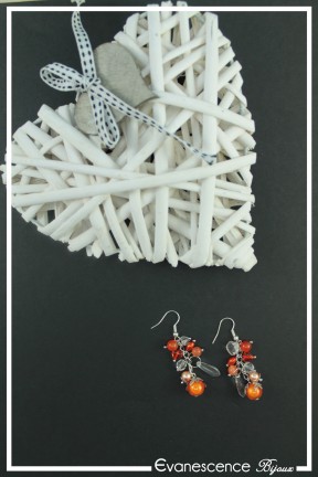 boucles-d-oreilles-chaine-pandora-couleur-orange-et-crystal-sur-fond-noir