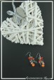 boucles-d-oreilles-chaine-pandora-couleur-orange-et-crystal-sur-fond-noir