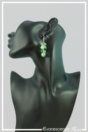 boucles-d-oreilles-chaine-mandoline-couleur-vert-portees