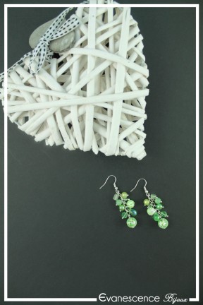 boucles-d-oreilles-chaine-mandoline-couleur-vert-sur-fond-noir