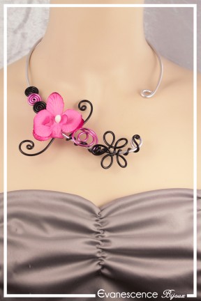 collier-en-aluminium-poupy-couleur-noir-et-fuchsia-porte