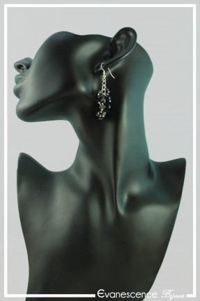 boucles-d-oreilles-chaine-isis-couleur-noir-portees