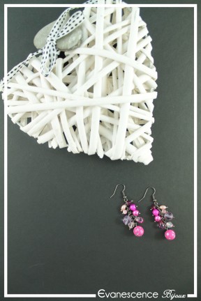 boucles-d-oreilles-chaine-isis-couleur-fuchsia-et-rose-sur-fond-noir