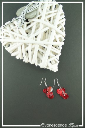 boucles-d-oreilles-chaine-calypso-couleur-rouge-sur-fond-noir