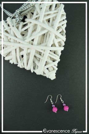 boucles-d-oreilles-sur-clous-garmin-couleur-violet-et-fuchsia-sur-fond-noir