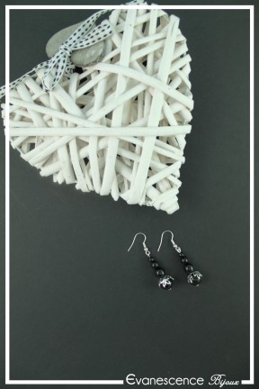 boucles-d-oreilles-sur-clous-ulla-couleur-noir-et-argent-sur-fond-noir