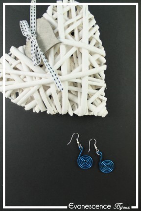 boucles-d-oreilles-en-aluminium-pastille-couleur-bleu-roi-sur-fond-noir