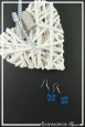 boucles-d-oreilles-en-aluminium-pastille-couleur-bleu-roi-sur-fond-noir