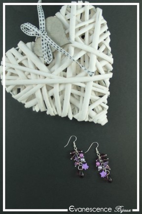 boucles-d-oreilles-chaine-alizee-couleur-violet-sur-fond-noir