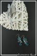 boucles-d-oreilles-chaine-alizee-couleur-bleu-sur-fond-noir