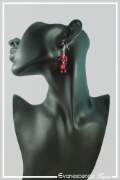 boucles-d-oreilles-chaine-alizee-couleur-rouge-portees