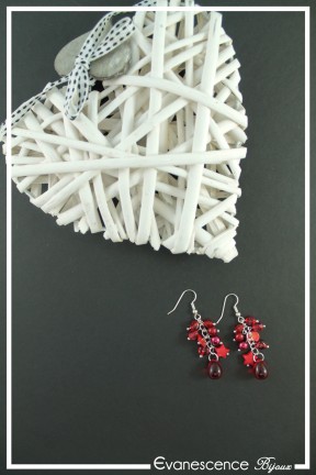 boucles-d-oreilles-chaine-alizee-couleur-rouge-sur-fond-noir