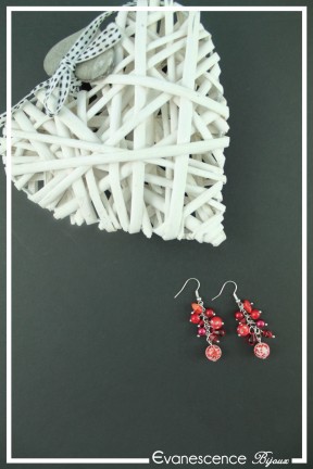 boucles-d-oreilles-chaine-mandoline-couleur-rouge-sur-fond-noir