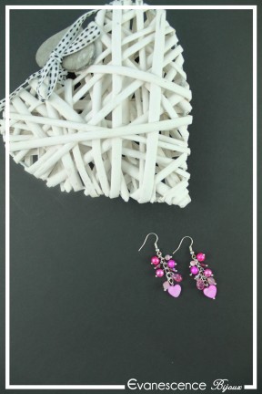 boucles-d-oreilles-chaine-iloa-couleur-fuchsia-sur-fond-noir