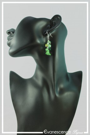 boucles-d-oreilles-chaine-chaplin-couleur-vert-portees