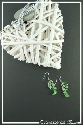 boucles-d-oreilles-chaine-chaplin-couleur-vert-sur-fond-noir