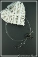 collier-en-fil-cable-gabi-couleur-noir-sur-fond-noir