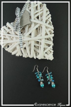 boucles-d-oreilles-chaine-kali-couleur-turquoise-sur-fond-noir