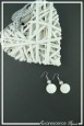 boucles-d-oreilles-sur-clous-ranie-couleur-blanc-sur-fond-noir