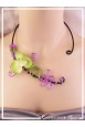 collier-en-aluminium-poupy-couleur-vert-et-fuchsia-porte