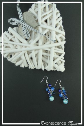 boucles-d-oreilles-chaine-mandoline-couleur-bleu-sur-fond-noir