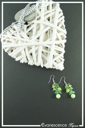 boucles-d-oreilles-chaine-isis-couleur-vert-sur-fond-noir