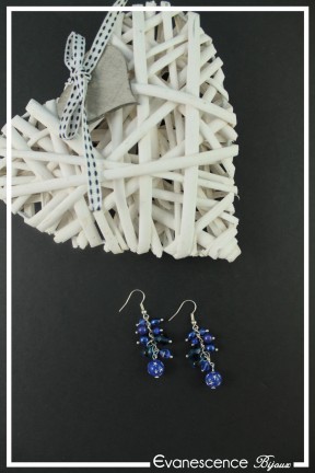 boucles-d-oreilles-chaine-isis-couleur-bleu-sur-fond-noir