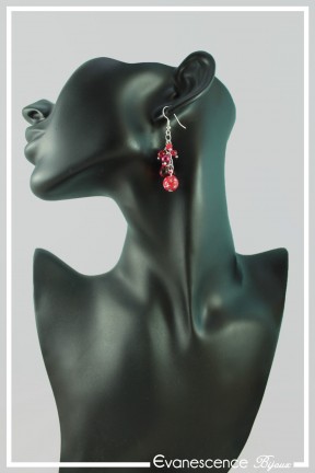 boucles-d-oreilles-chaine-isis-couleur-rouge-portees