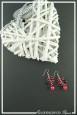 boucles-d-oreilles-chaine-isis-couleur-rouge-sur-fond-noir