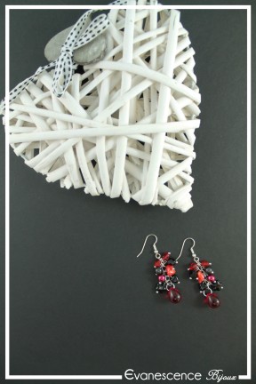 boucles-d-oreilles-chaine-alizee-couleur-rouge-et-noir-sur-fond-noir