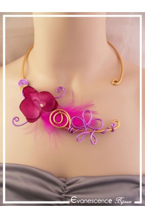 collier-en-aluminium-poupy-couleur-dore-et-fuchsia-modele-plumes-porte