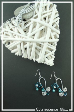boucles-d-oreilles-en-aluminium-nuage-couleur-noir-turquoise-et-argent-sur-fond-noir