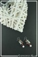 boucles-d-oreilles-chaine-mandoline-couleur-blanc-et-brun-sur-fond-noir