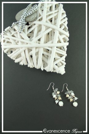 boucles-d-oreilles-chaine-fabiola-couleur-blanc-et-creme-sur-fond-noir