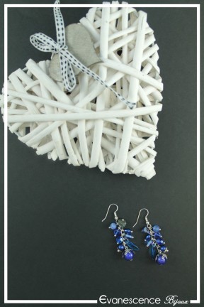 boucles-d-oreilles-chaine-pandora-couleur-bleu-marine-sur-fond-noir