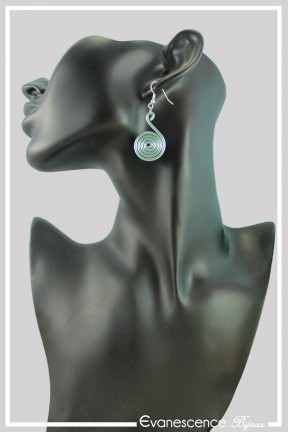 boucles-d-oreilles-en-aluminium-pastille-couleur-vert-menthe-portees