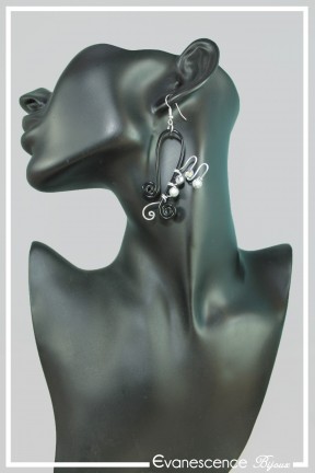 boucles-d-oreilles-en-aluminium-nuage-couleur-noir-et-argent-portees