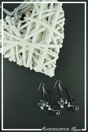 boucles-d-oreilles-en-aluminium-nuage-couleur-noir-et-argent-sur-fond-noir