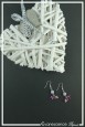 boucles-d-oreilles-sur-clous-caline-couleur-rose-sur-fond-noir