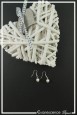 boucles-d-oreilles-sur-clous-eva-couleur-blanc-sur-fond-noir