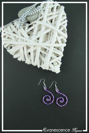 boucles-d-oreilles-en-aluminium-honey-couleur-lilas-et-violet-sur-fond-noir