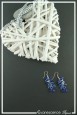 boucles-d-oreilles-chaine-alizee-couleur-bleu-marine-sur-fond-noir