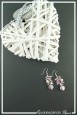 boucles-d-oreilles-chaine-patou-couleur-rose-sur-fond-noir